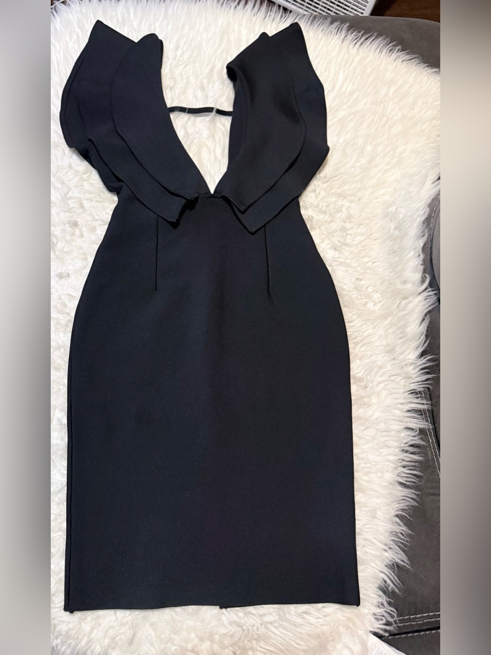 Elegant Black Backless V-Neck Midi Dress with Ruffle Shoulders
